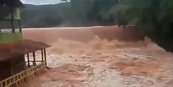 Barragem transborda após chuvas em MG; veja vídeo